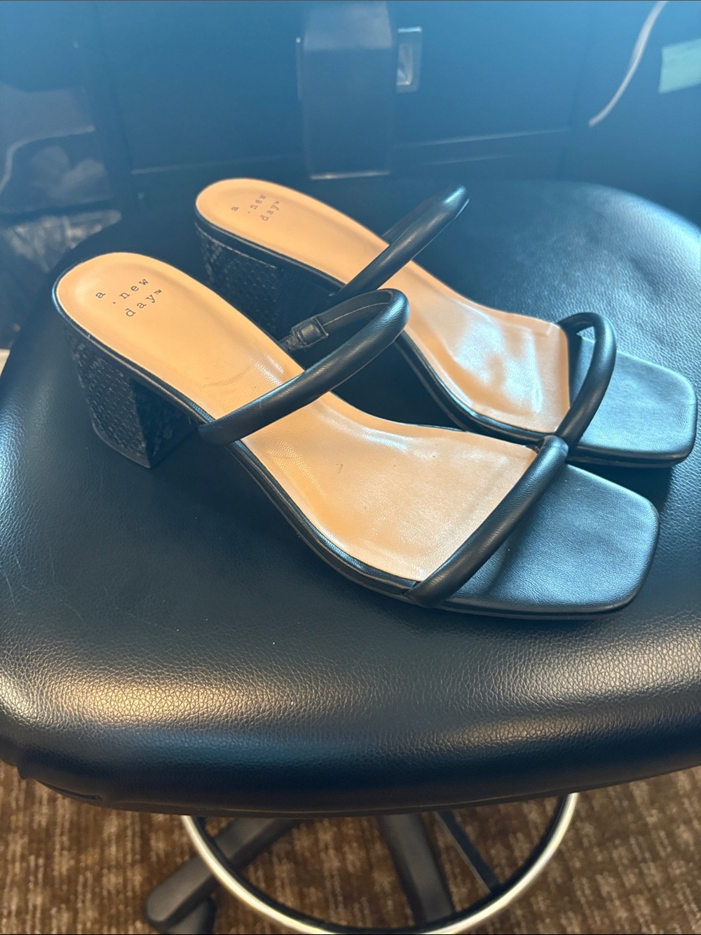 Two strap flats